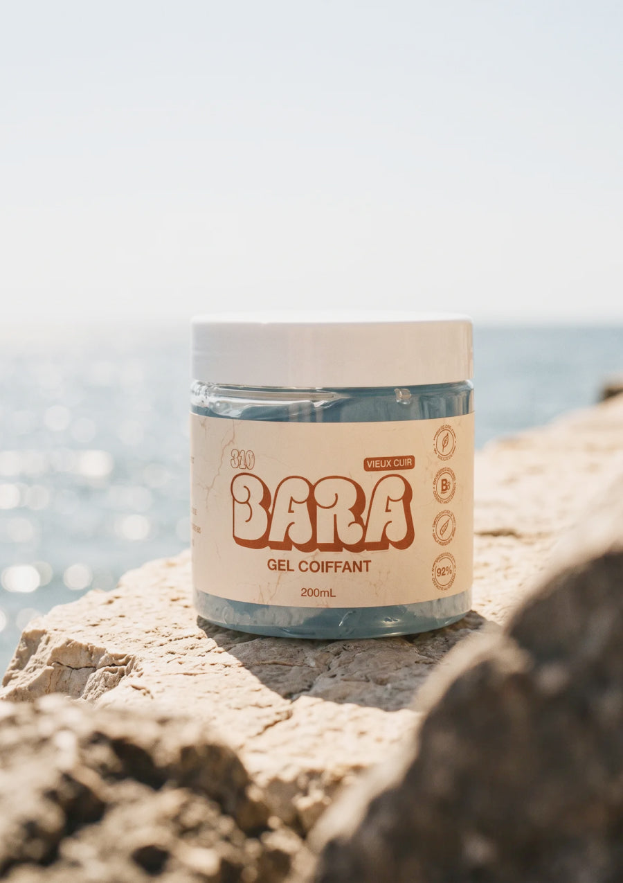 Gel coiffant BARA 200 ml dans un décor urbain